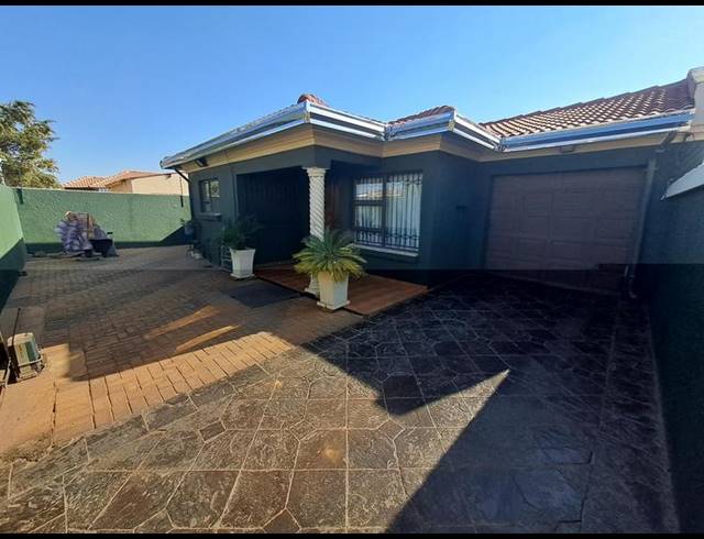 3 BEDROOM HOUSE FOR SALE IN PROTEA GLEN